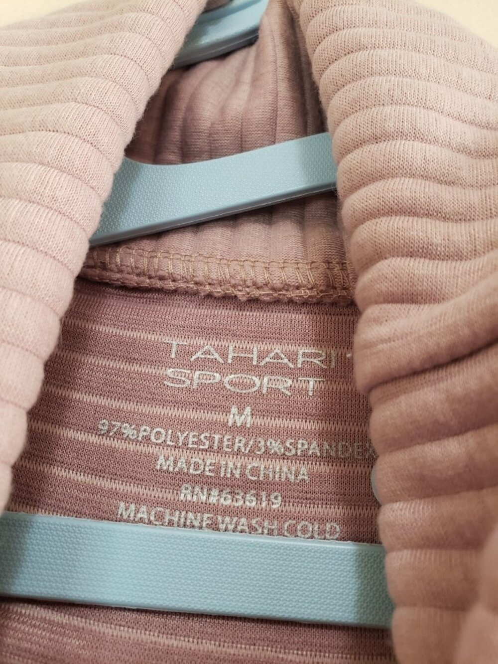 Tahari Sport Women M Sweatshirt Cowl Neck Pink Quilted Athletic Outdoor Thumbies - Picture 5 of 5